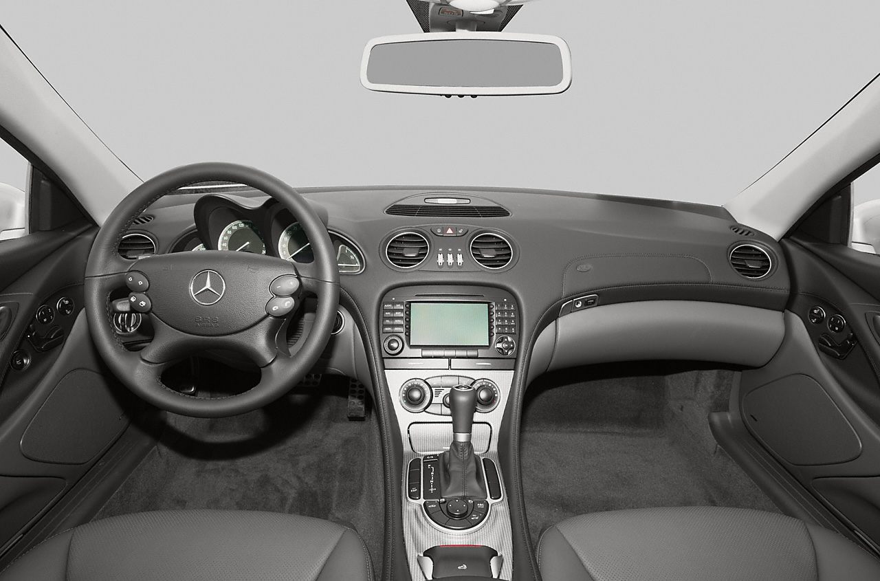 Dashboard, steering wheel, central console with instrument cluster and controls