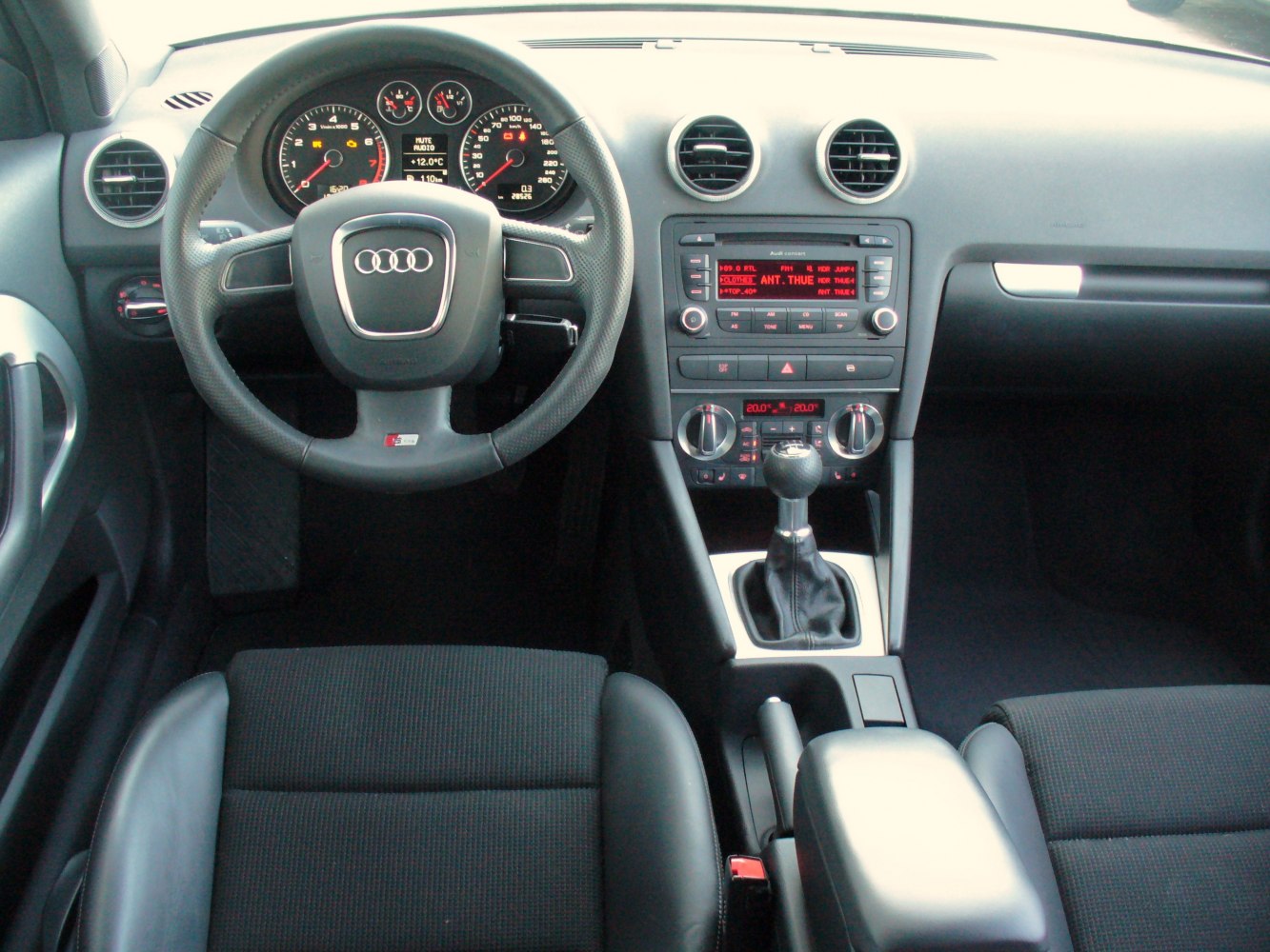 Digital dashboard and manual gear lever with multifunction steering wheel