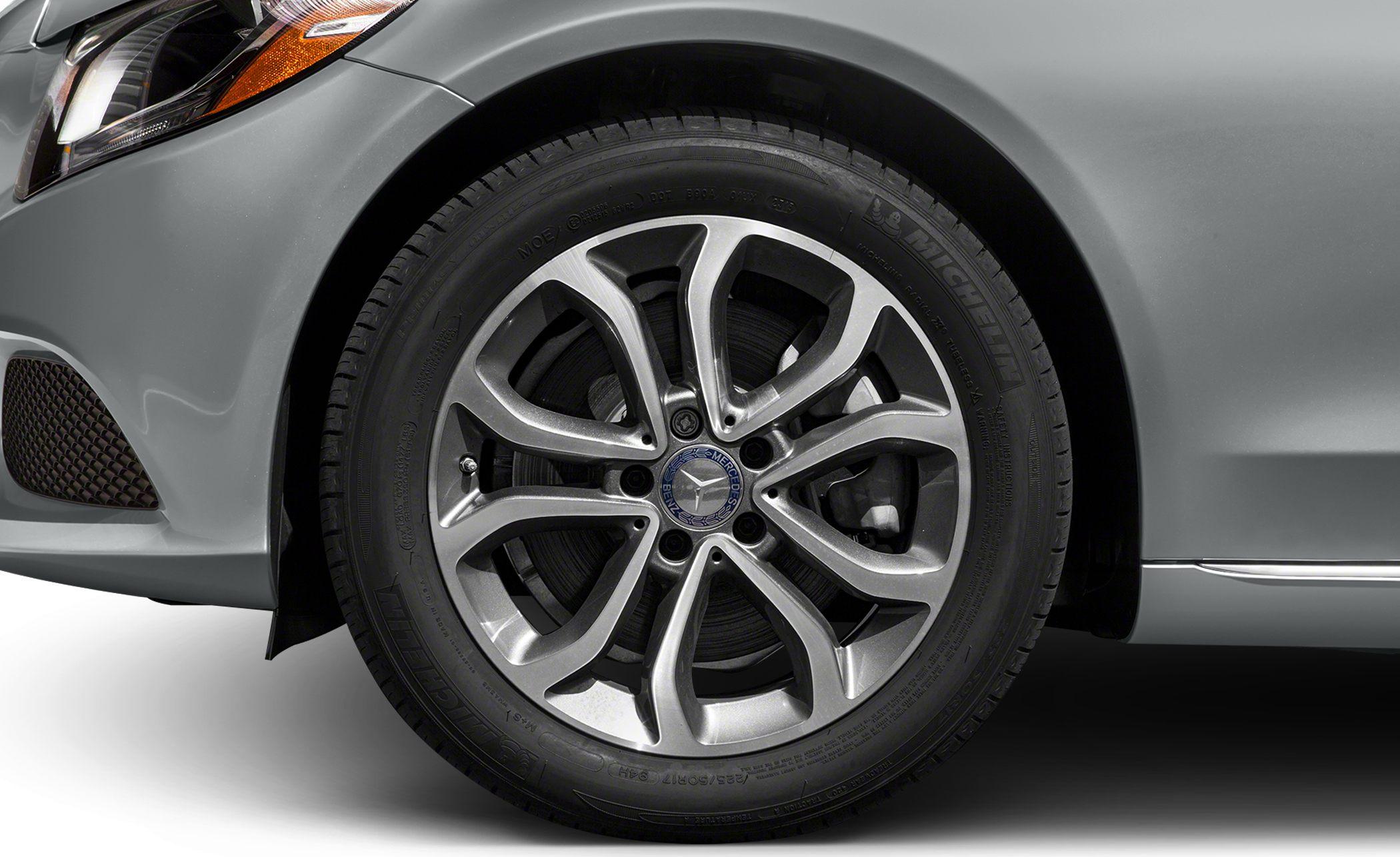 Alloy wheel with Mercedes-Benz emblem and front fender detail