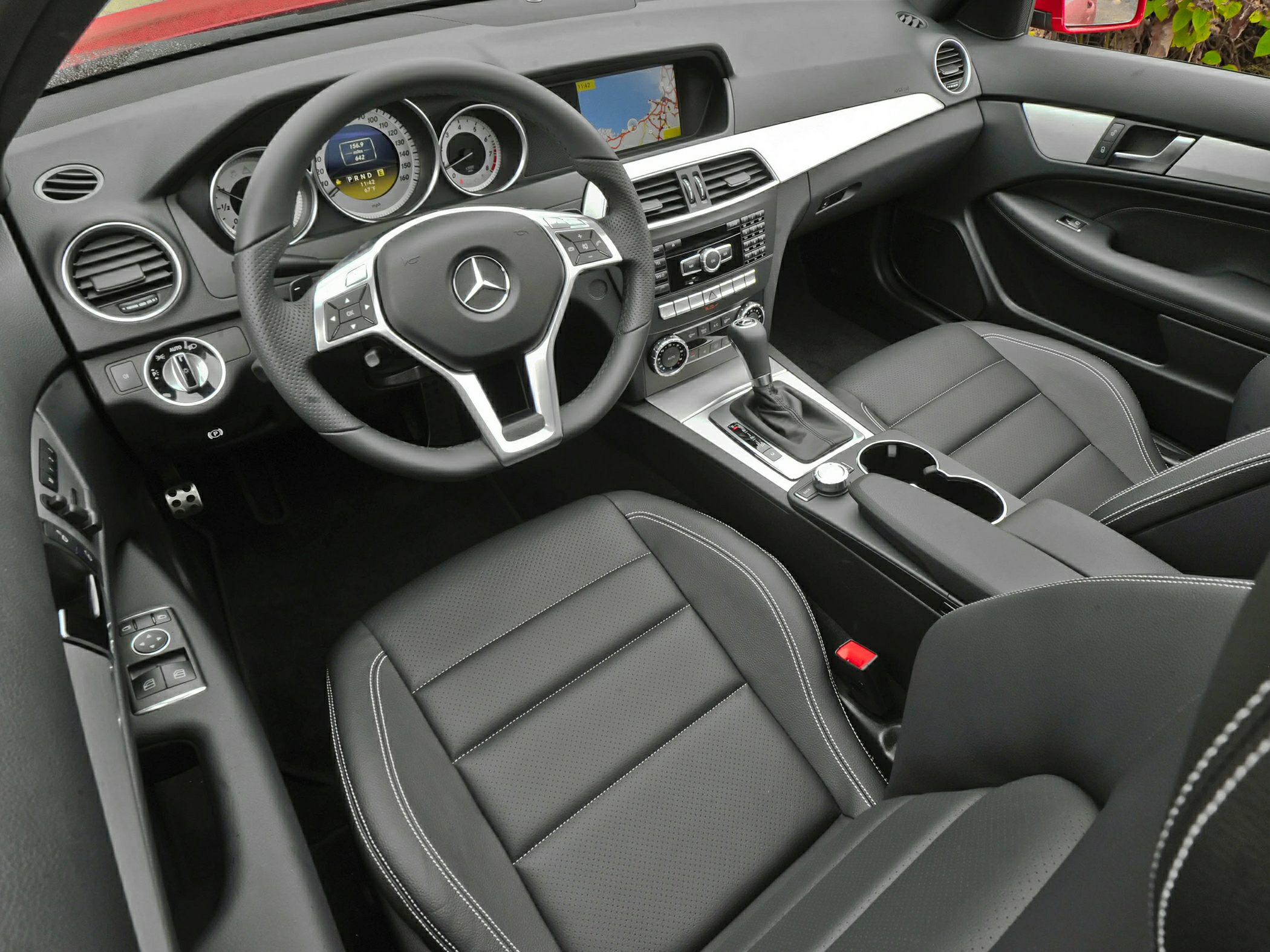 Dashboard, steering wheel, center console interior features
