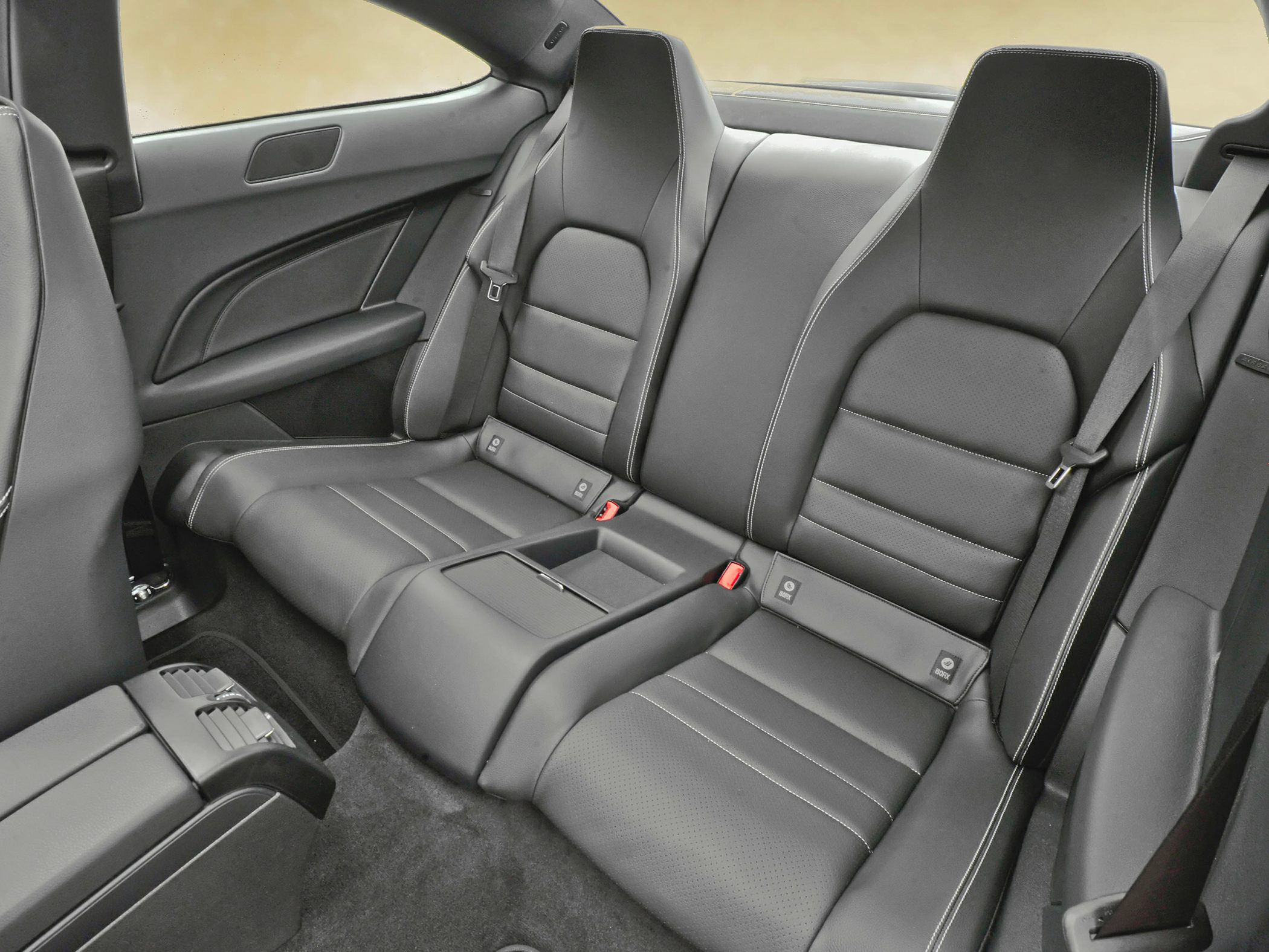 Rear leather seats with sporty design and integrated seatbelts