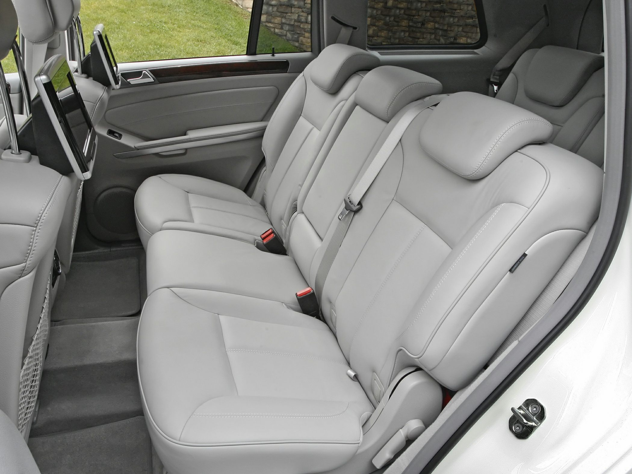 Rear leather seats with integrated headrests and dual entertainment screens