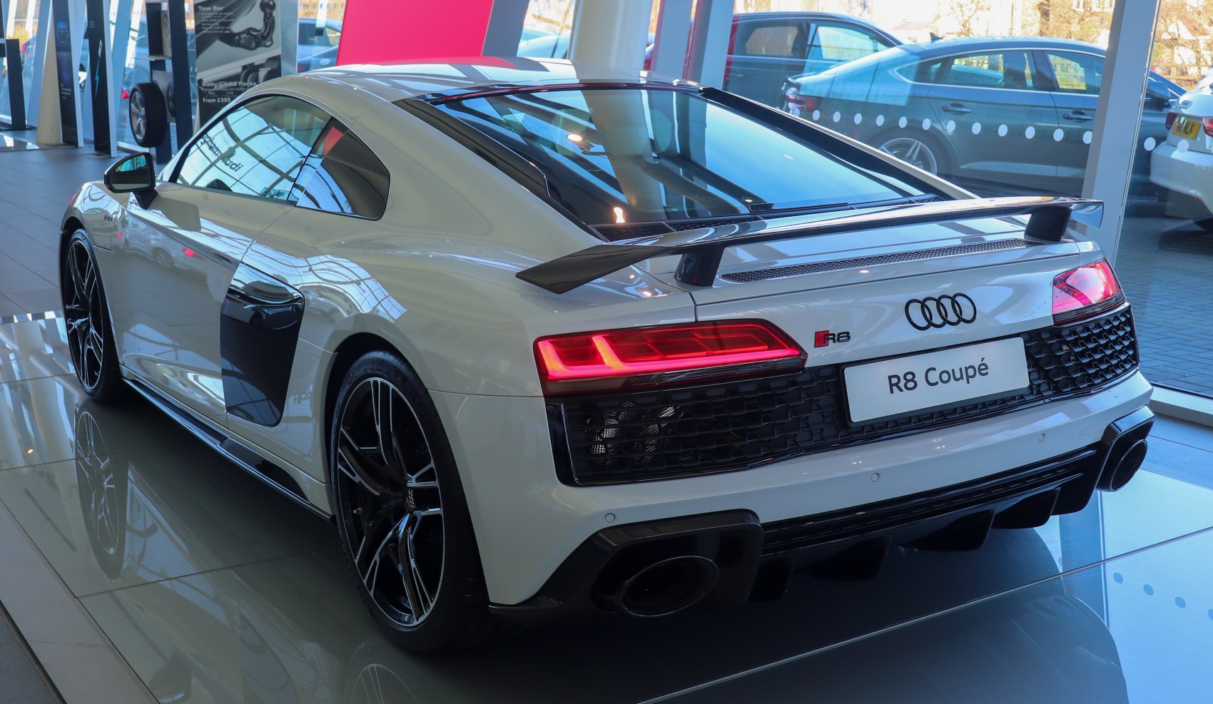 Rear view with sporty spoiler and LED taillights