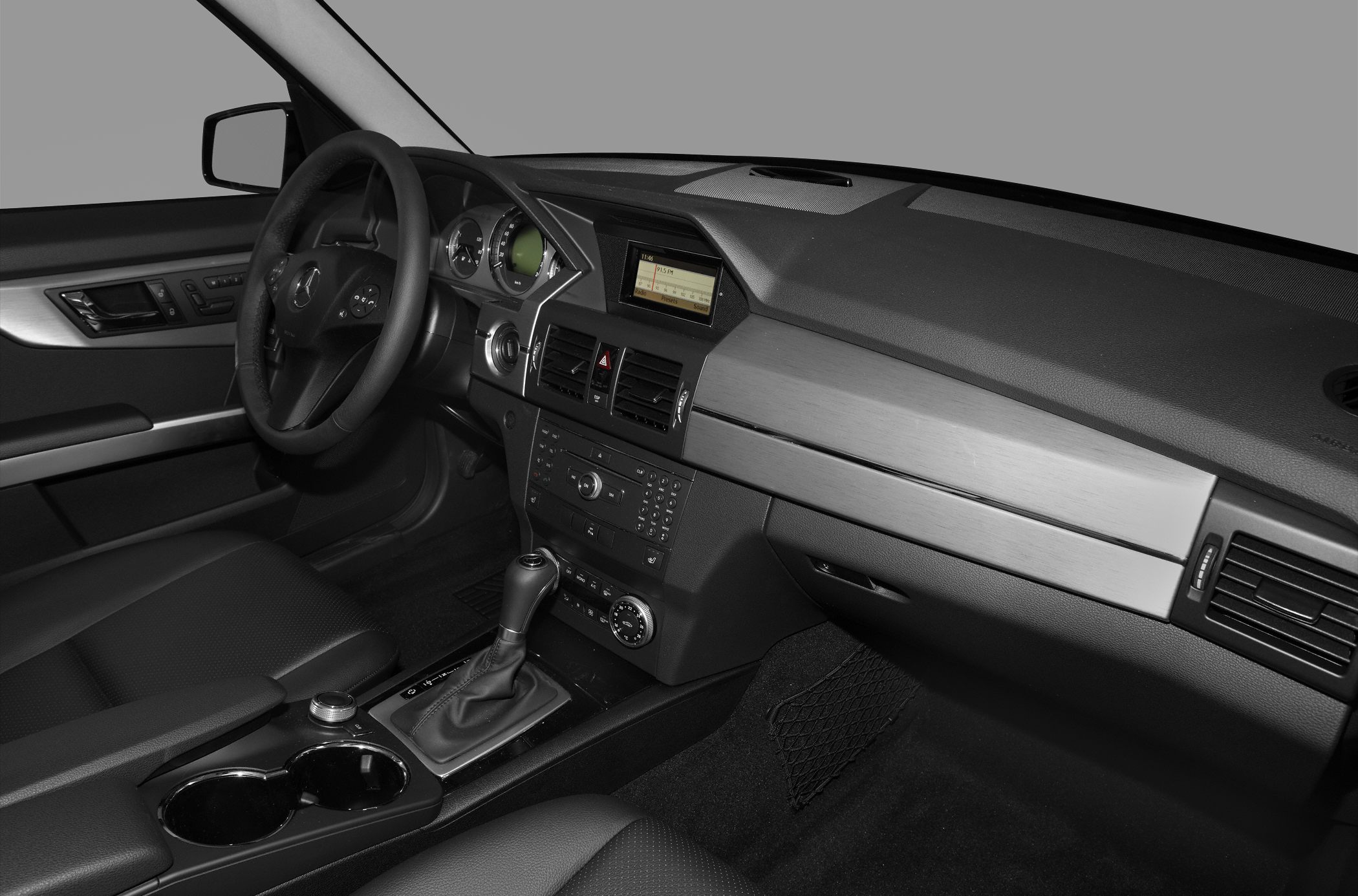 Dashboard, steering wheel, center console interior features
