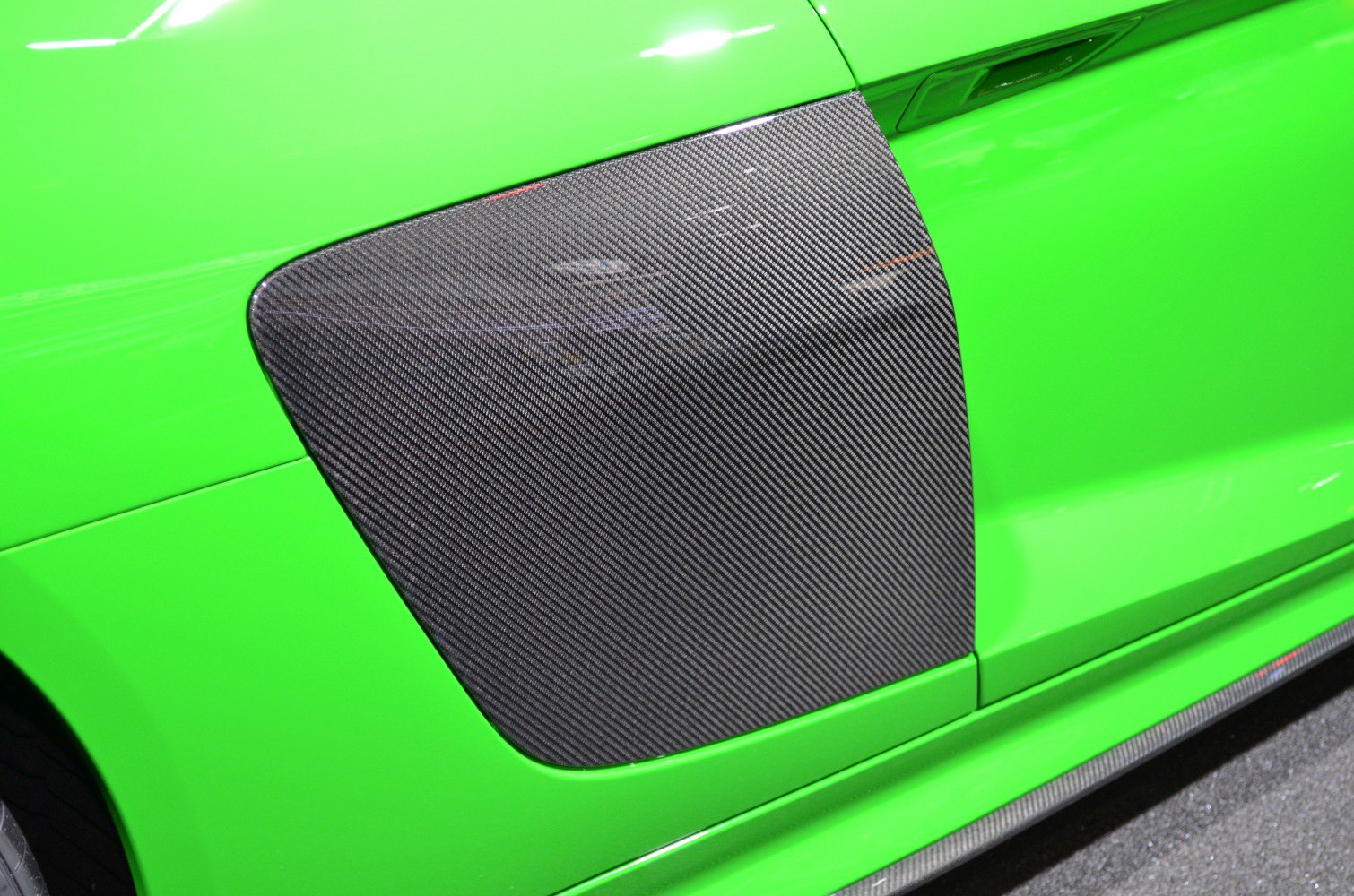 Carbon fiber side blade on green sports car door
