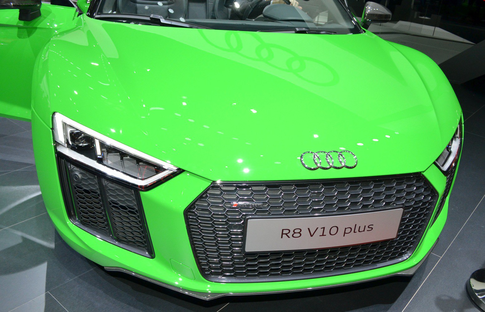 Front grille and sharp LED headlights with honeycomb pattern