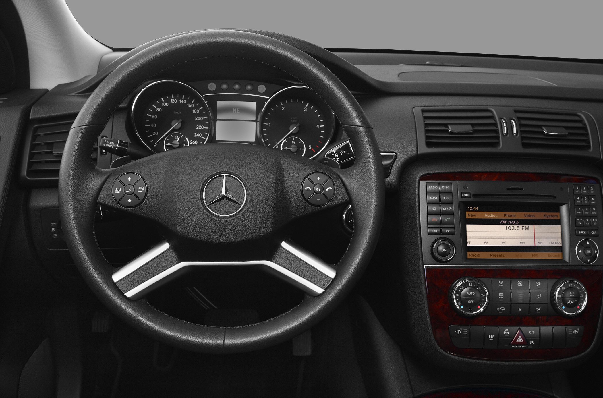 Steering wheel and dashboard with instrument cluster and multimedia controls