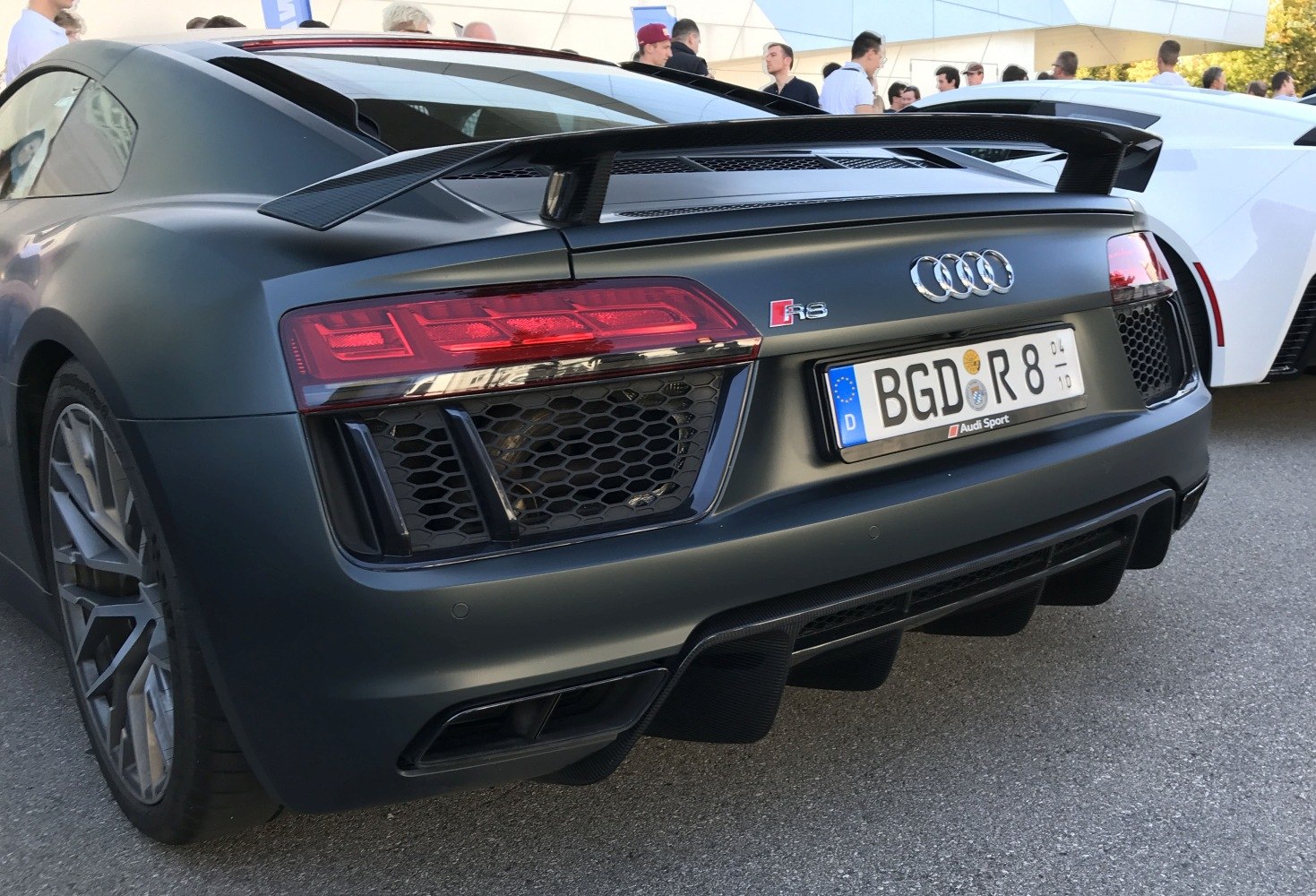 Rear design with carbon fiber spoiler and advanced diffuser