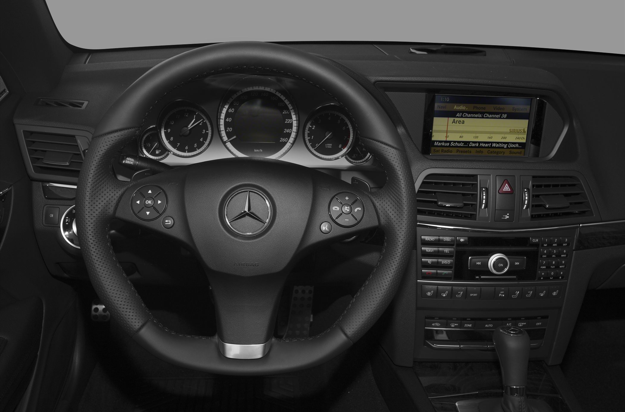 Steering wheel, instrument cluster, and multimedia dashboard interior