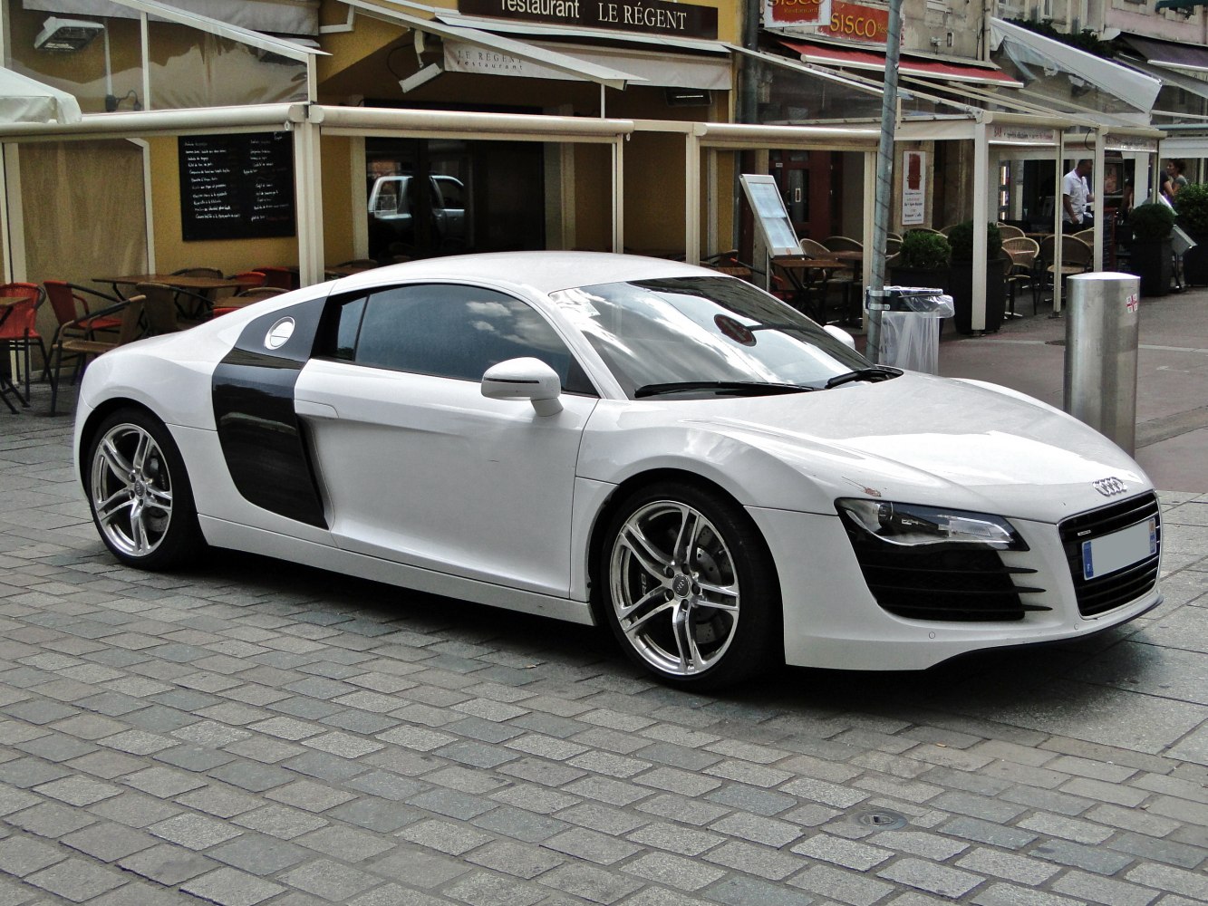 White sporty coupe with distinctive black sideblade and alloy wheels