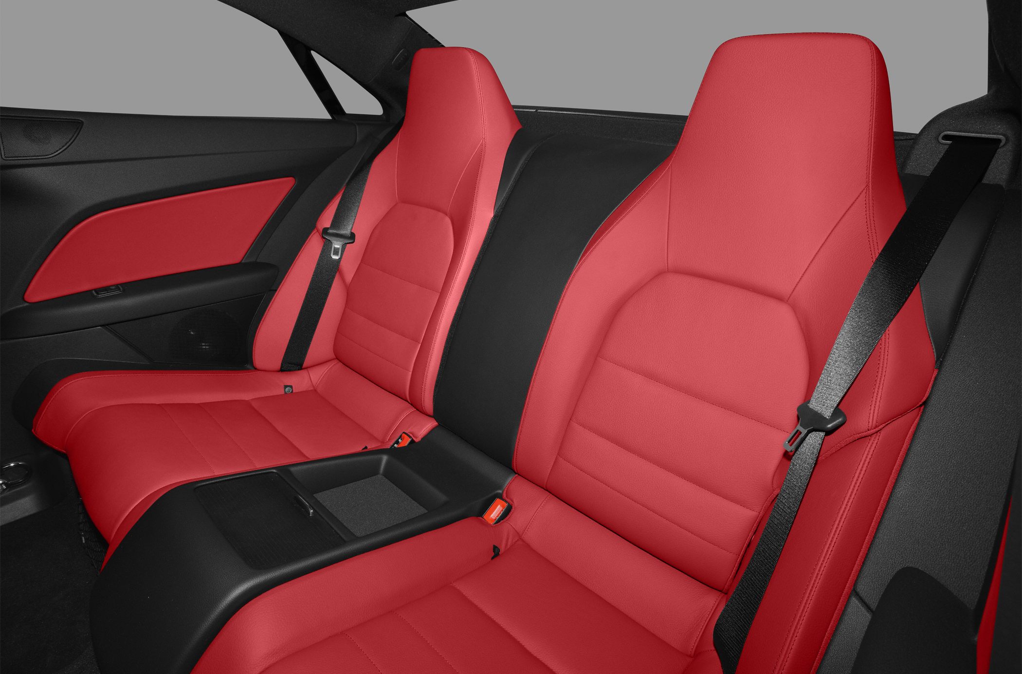 Red leather rear seats with sporty design and integrated seat belts