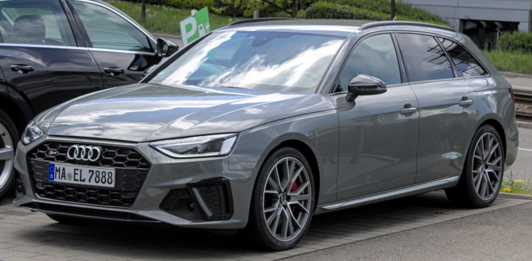 Hexagonal grille and sporty alloy wheels on a sporty wagon