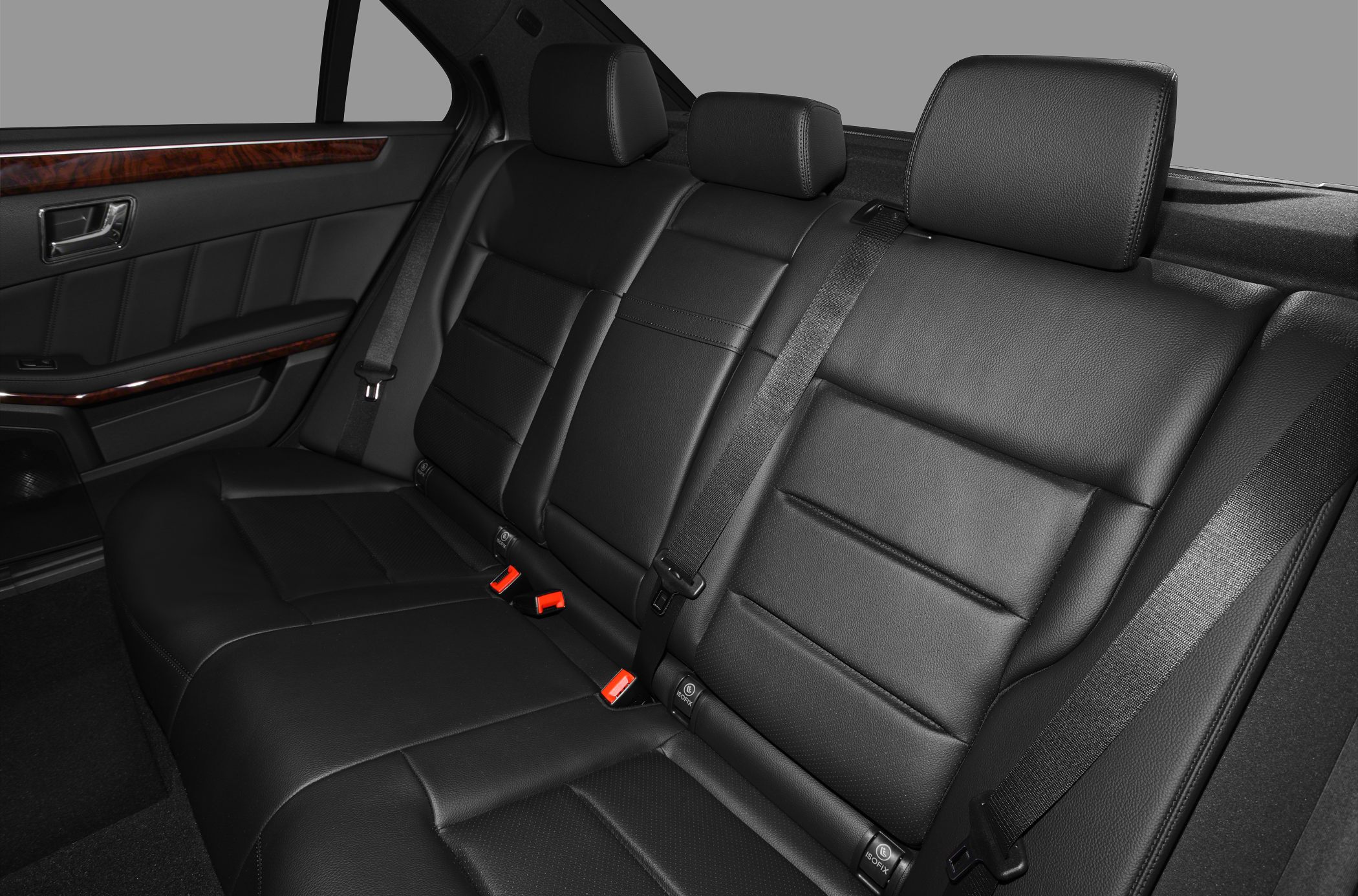 Black leather rear seat, ISOFIX anchors, wooden door trim