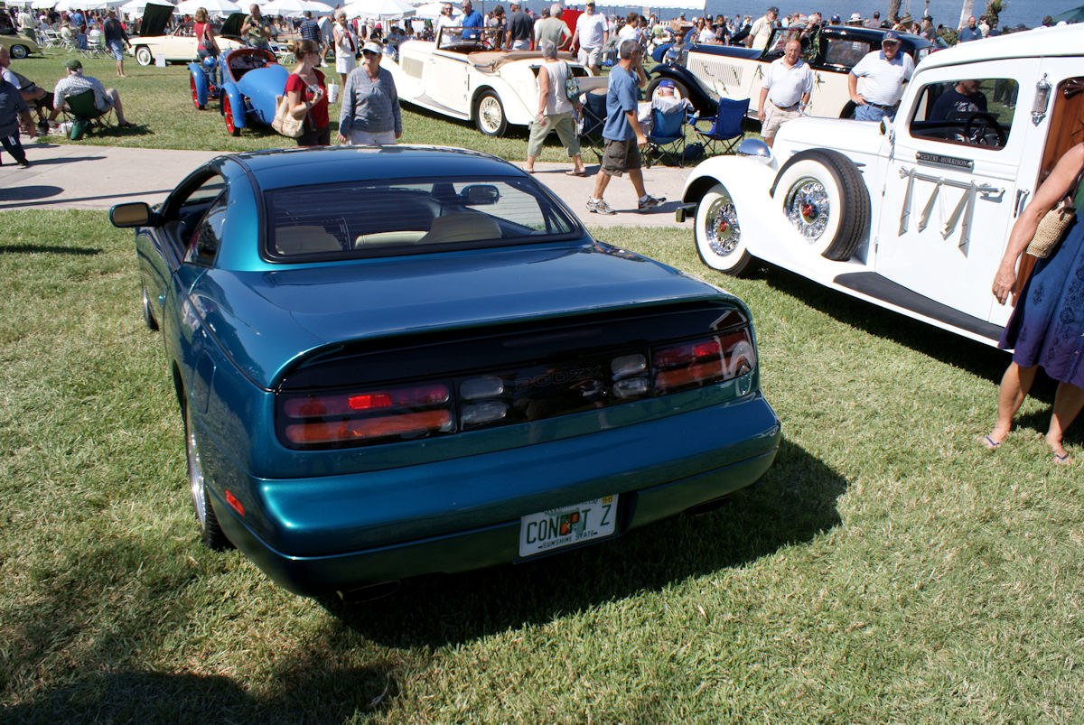 Rear view with integrated spoiler and distinctive taillights
