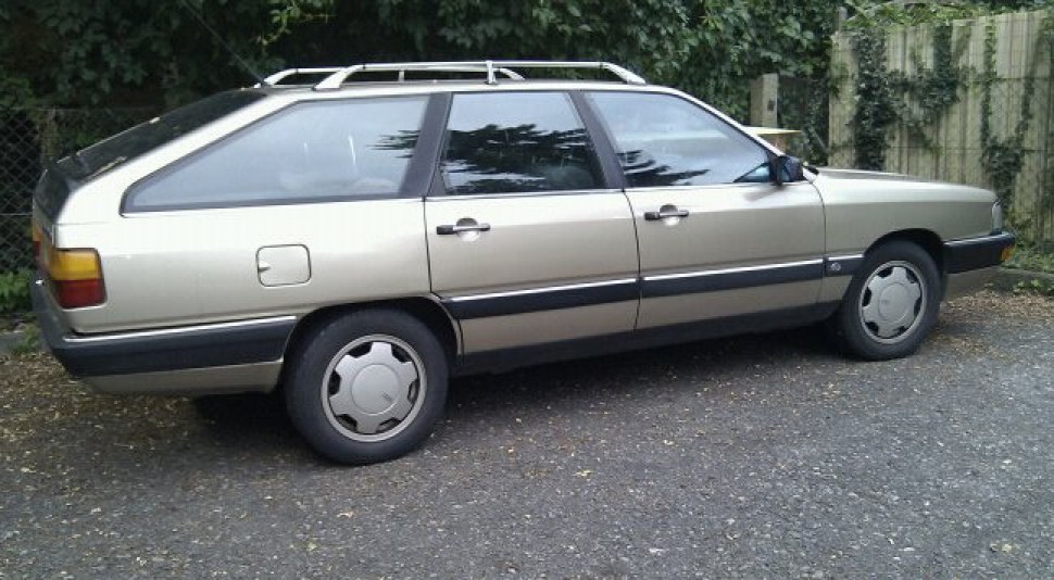 Side profile of a classic station wagon with aerodynamic design and roof rails.