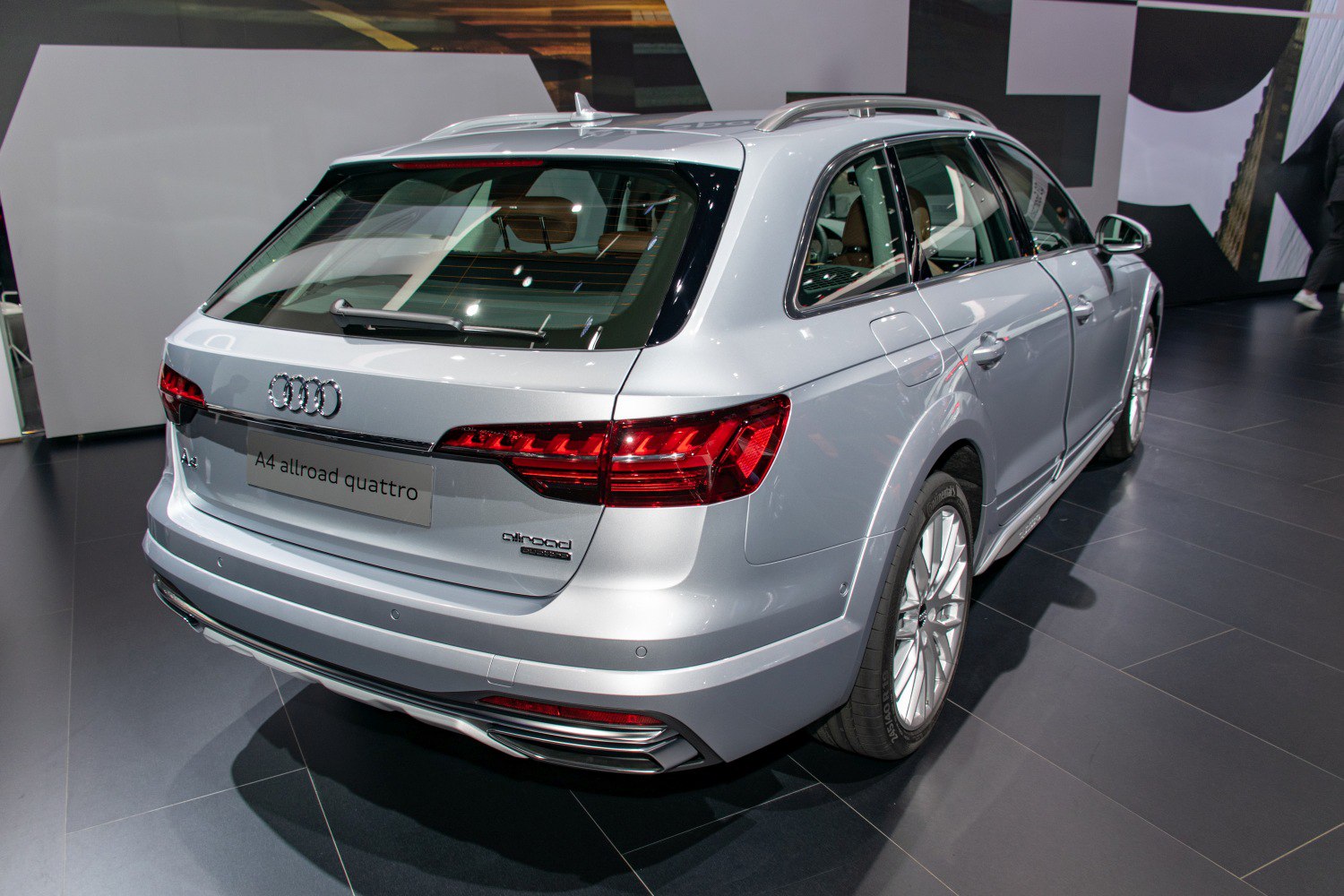 Rear view with LED taillights and roof rails on station wagon