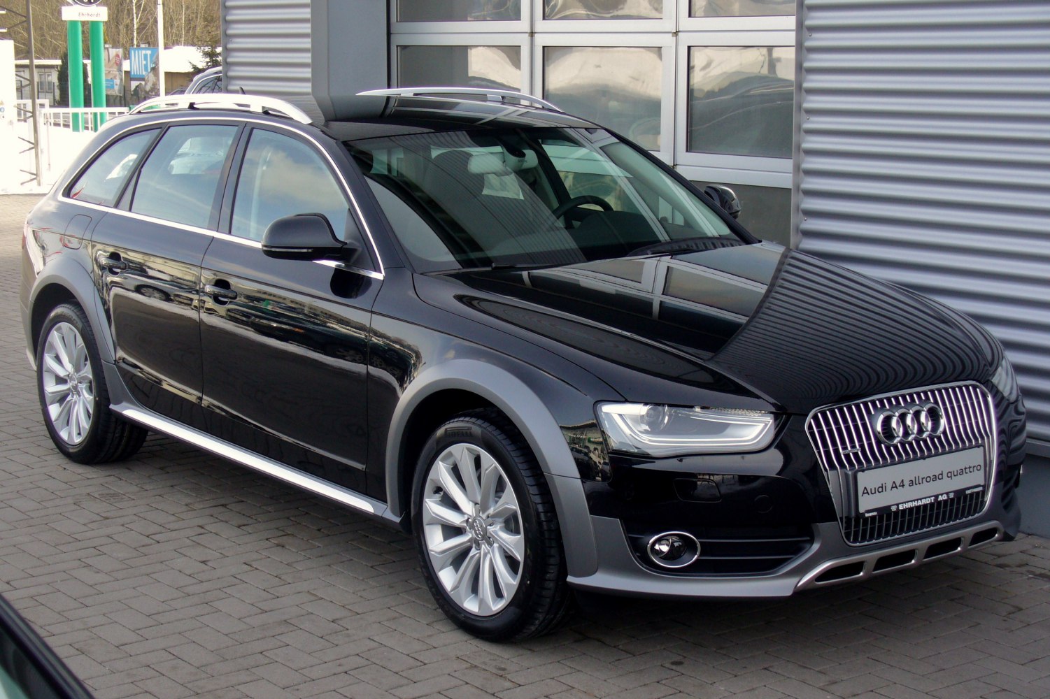 Front-side view with signature grille, LED headlights, and roof rails