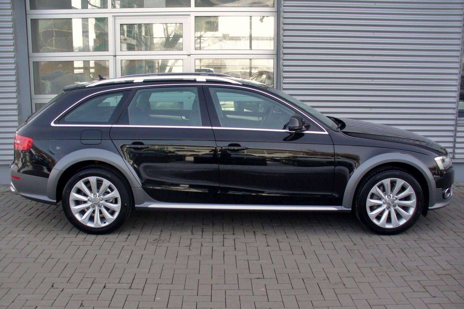 Side profile of estate with roof rails and rugged body cladding