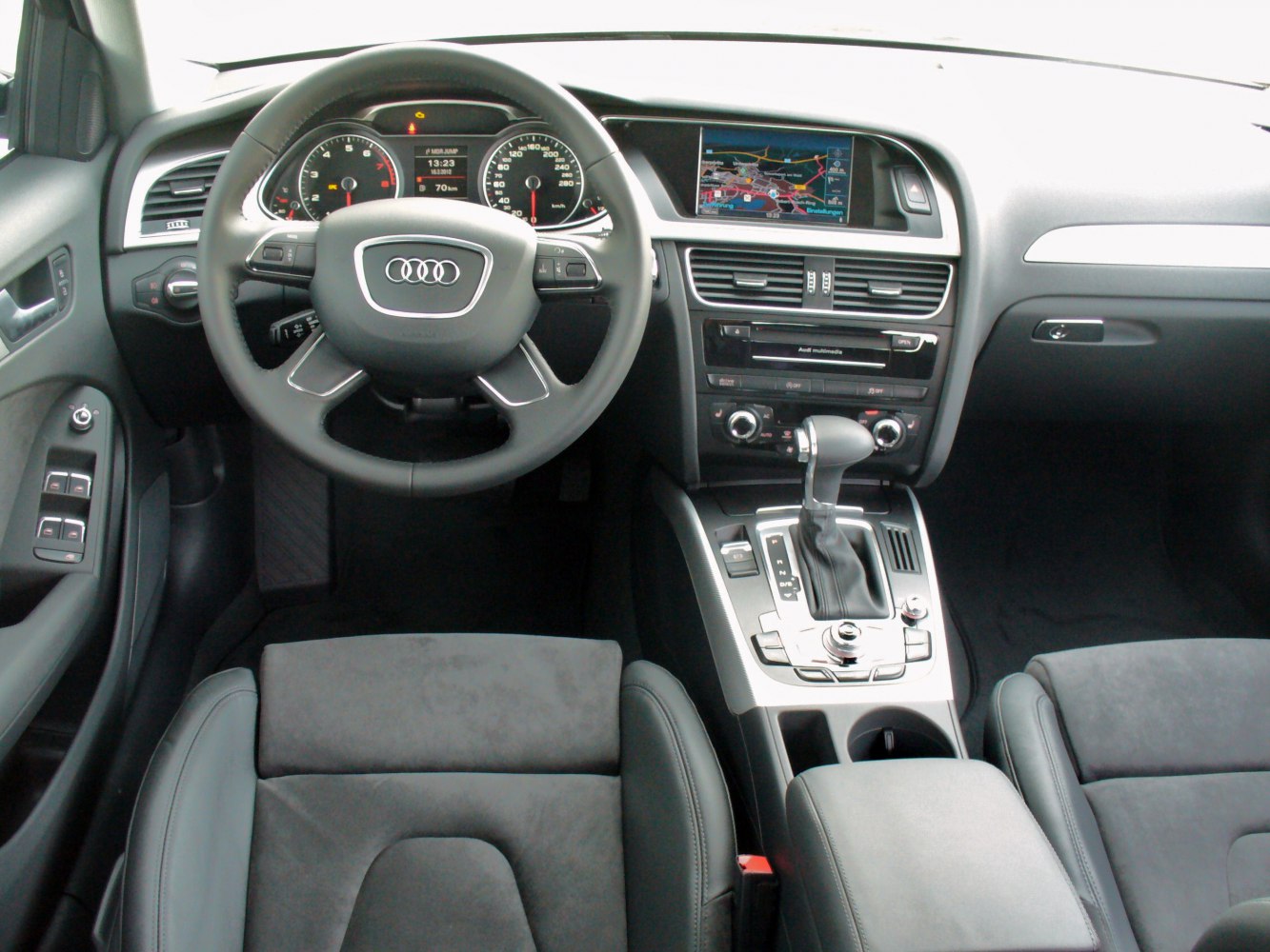 Steering wheel, central console with navigation and gearshift