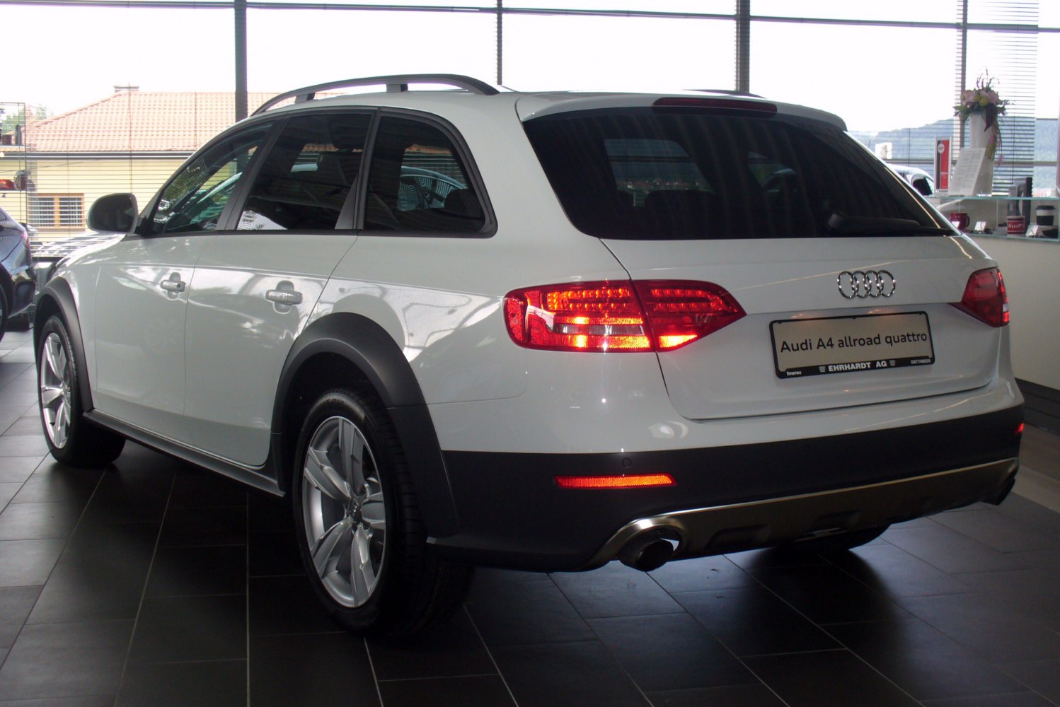 Rear side with LED taillights, alloy wheels, black cladding.