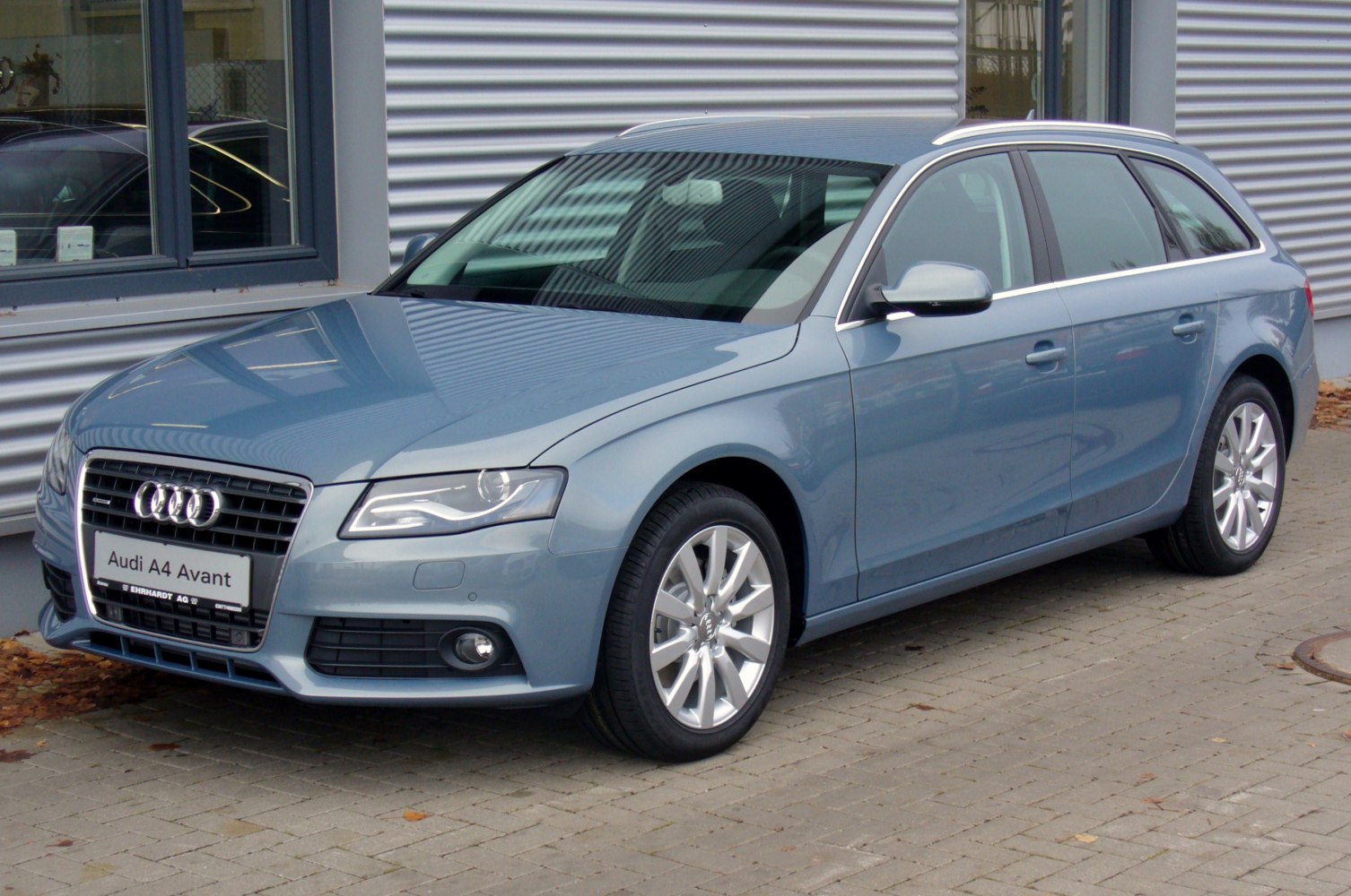 Front three-quarter view of an estate car with alloy wheels and modern headlights