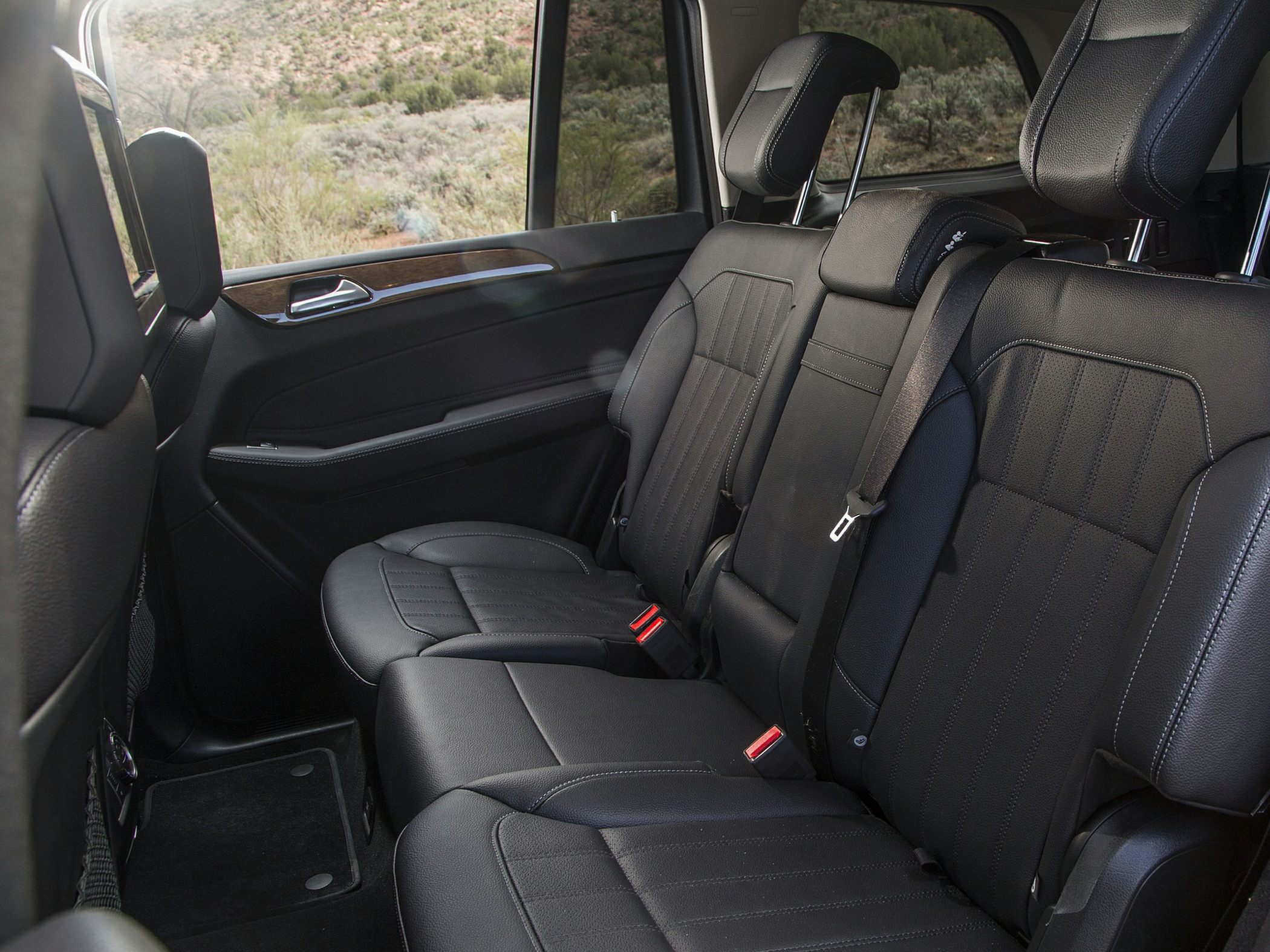 Black leather rear seats with headrests and seat belts