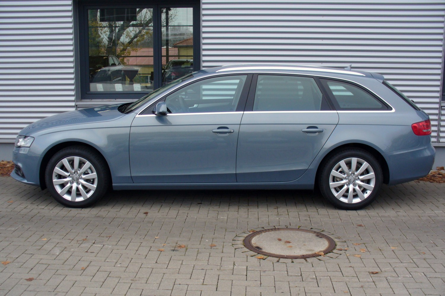 Side profile of an estate with alloy wheels and streamlined body