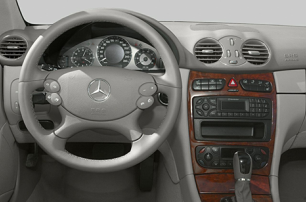 Steering wheel, instrument cluster & wood-trimmed center console