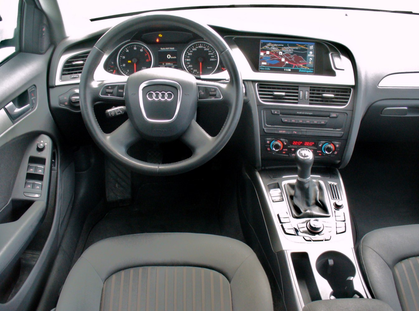 Leather steering wheel, digital dashboard, navigation display, manual gearshift