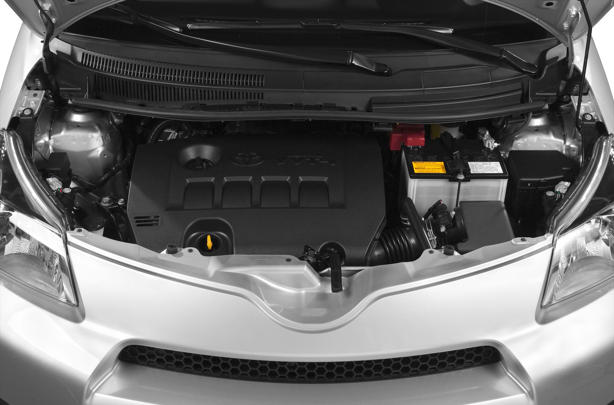 Compact engine bay with VVT-i engine cover and battery layout