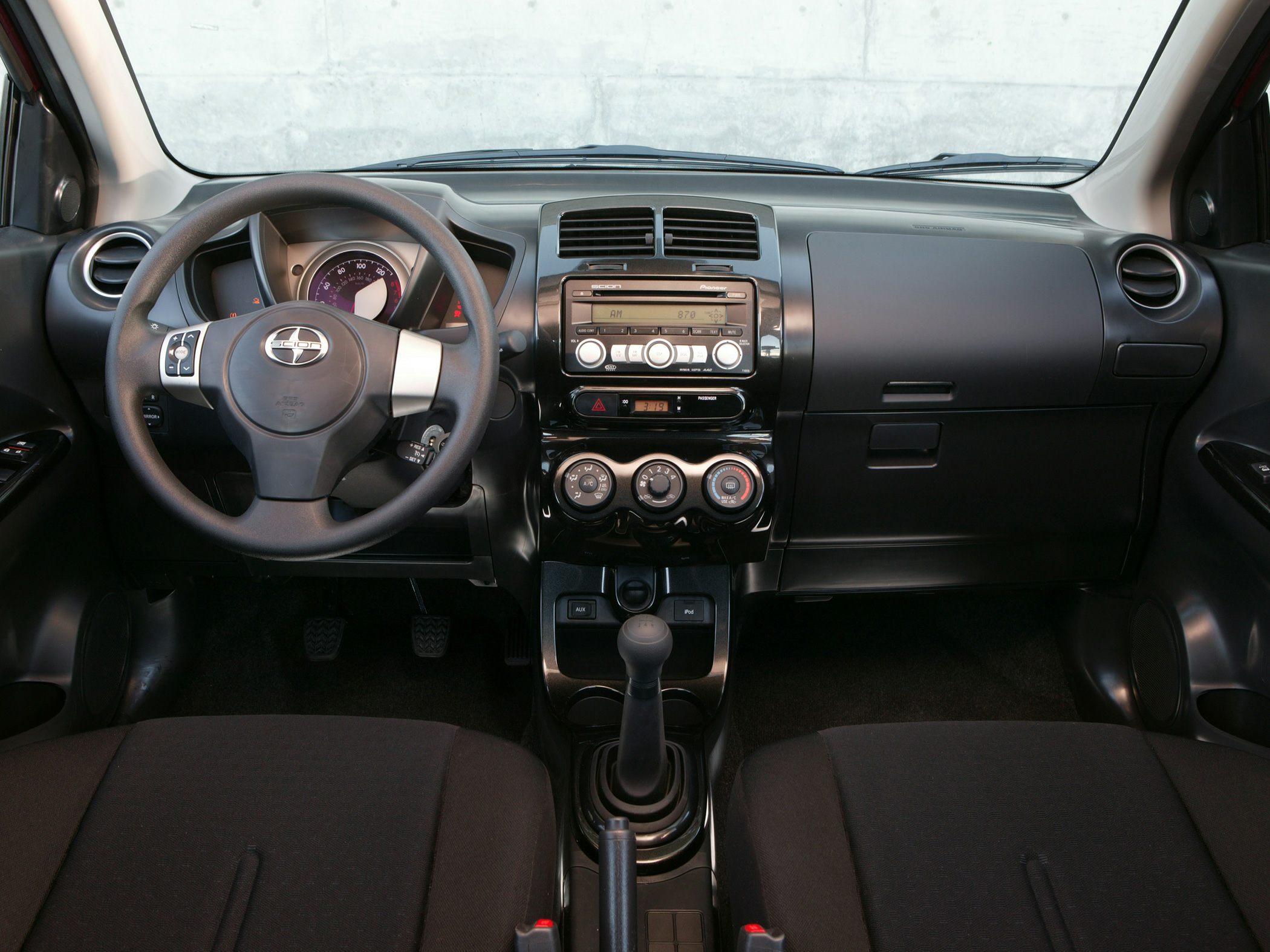 Dashboard with steering wheel and manual gearshift