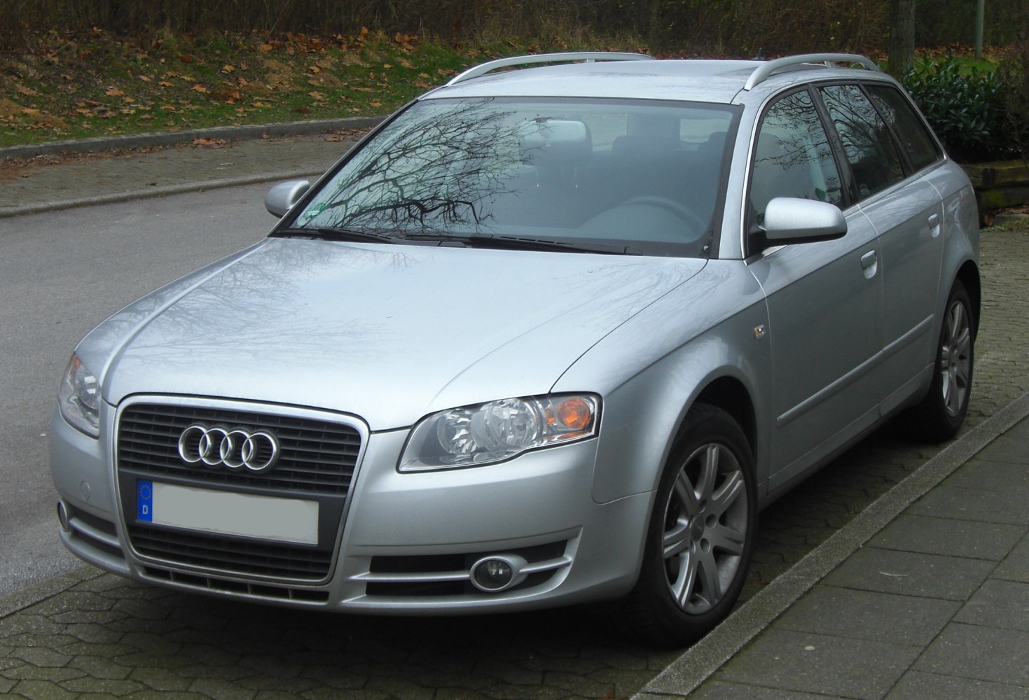 Front view of silver station wagon with prominent grille and roof rails