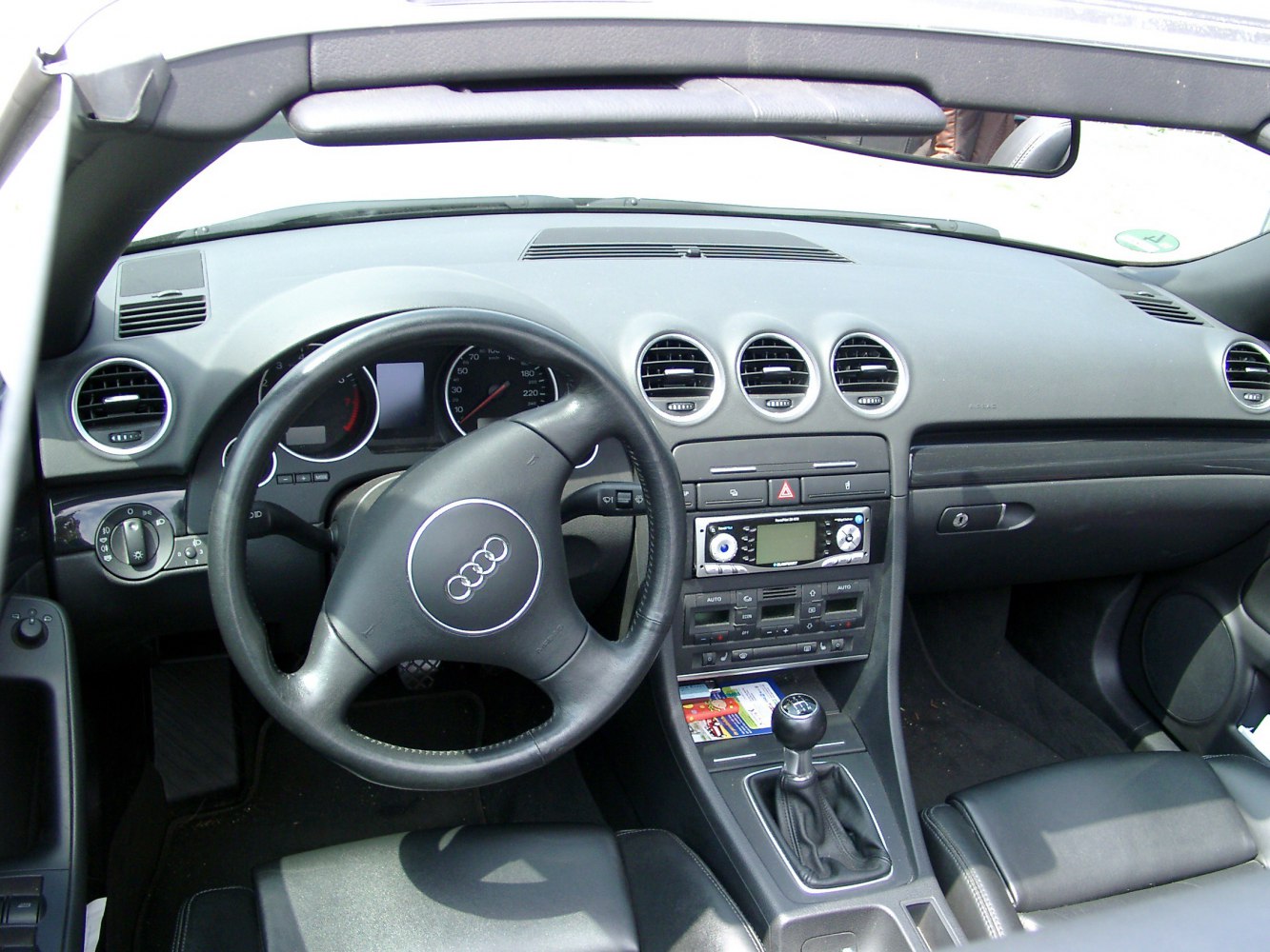 Dashboard, steering wheel, and manual gear shift of a convertible interior