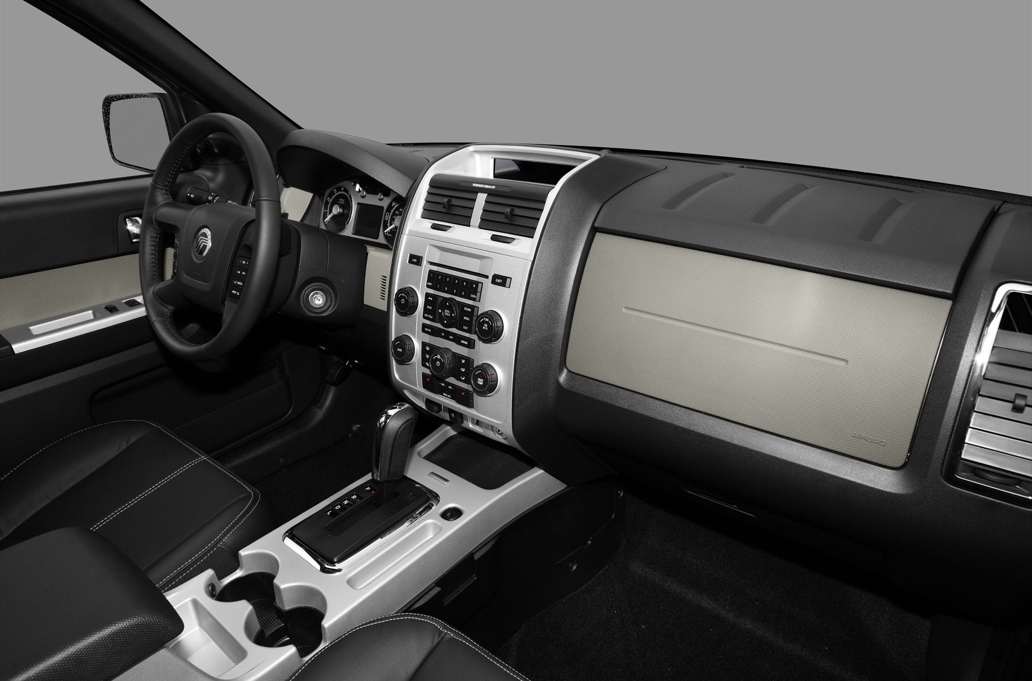 Steering wheel, center console with gear shift, dashboard layout