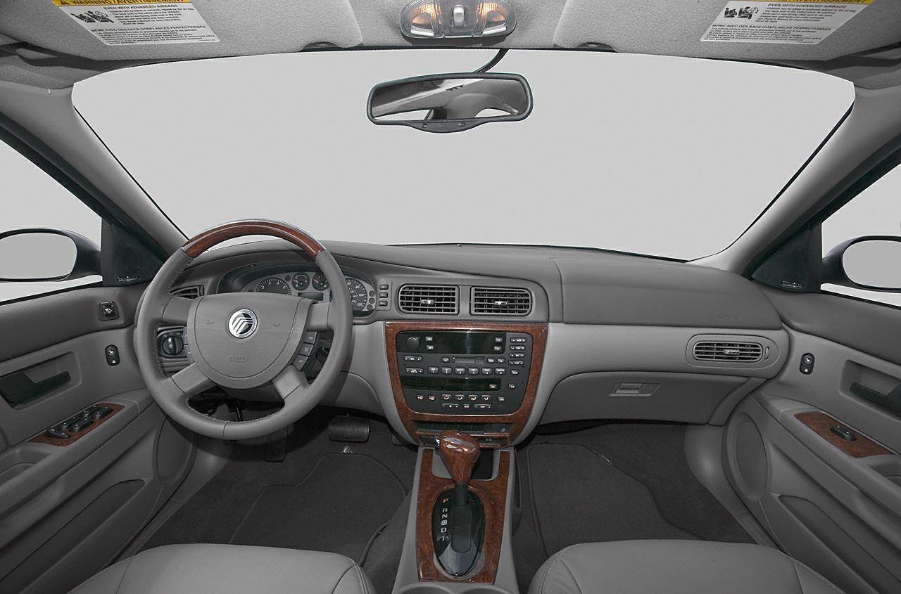 Dashboard with wood trim, steering wheel, center console with gear shift