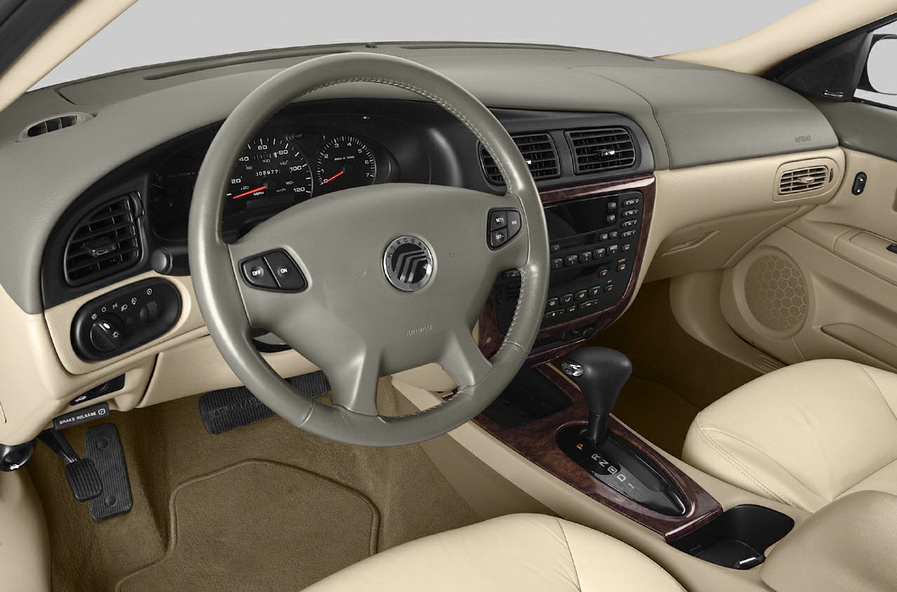 Dashboard, steering wheel, automatic gear shift, beige interior
