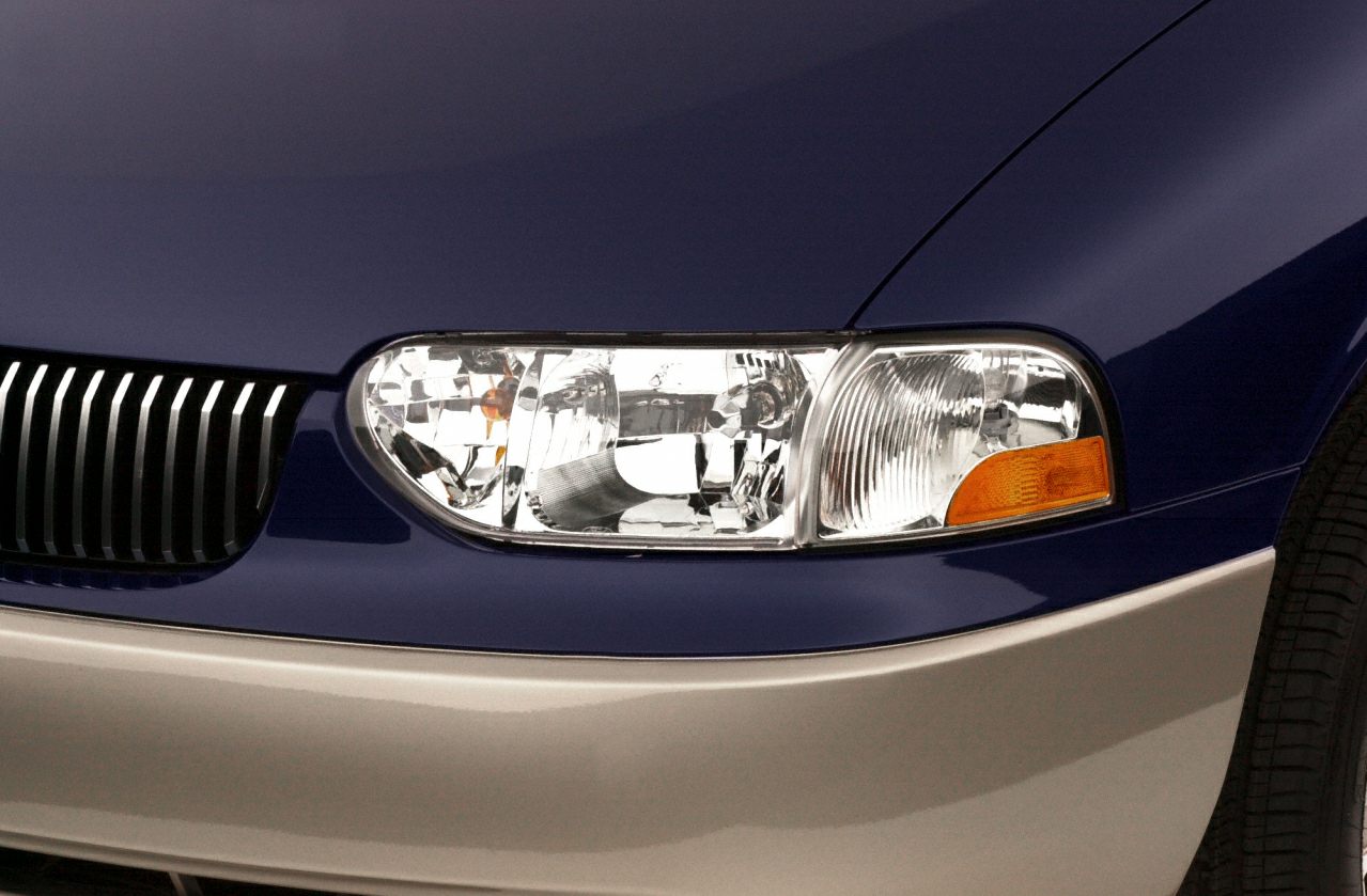 Front headlight and grille with two-tone bumper