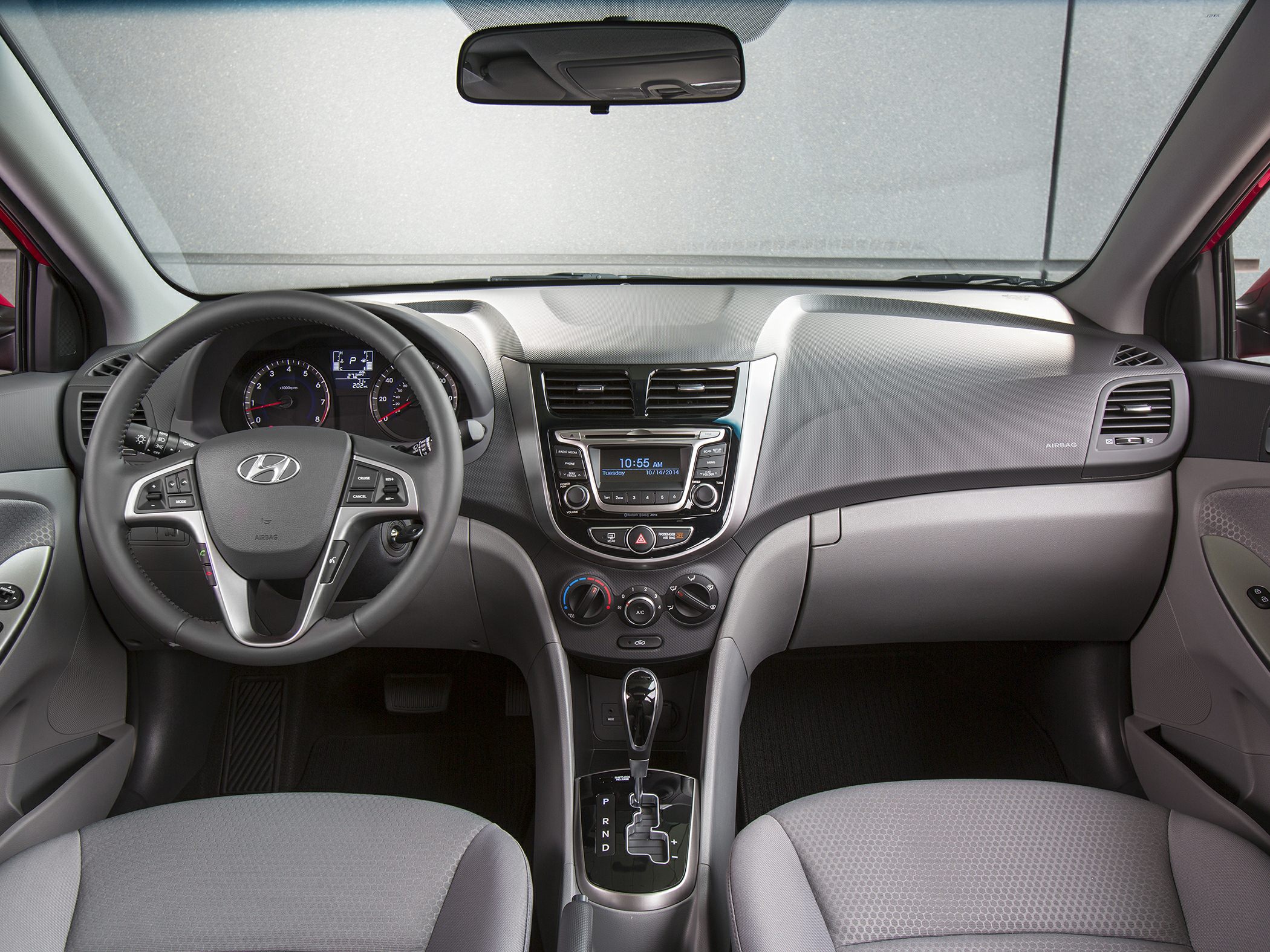 Dashboard, steering wheel, center console with gear selector