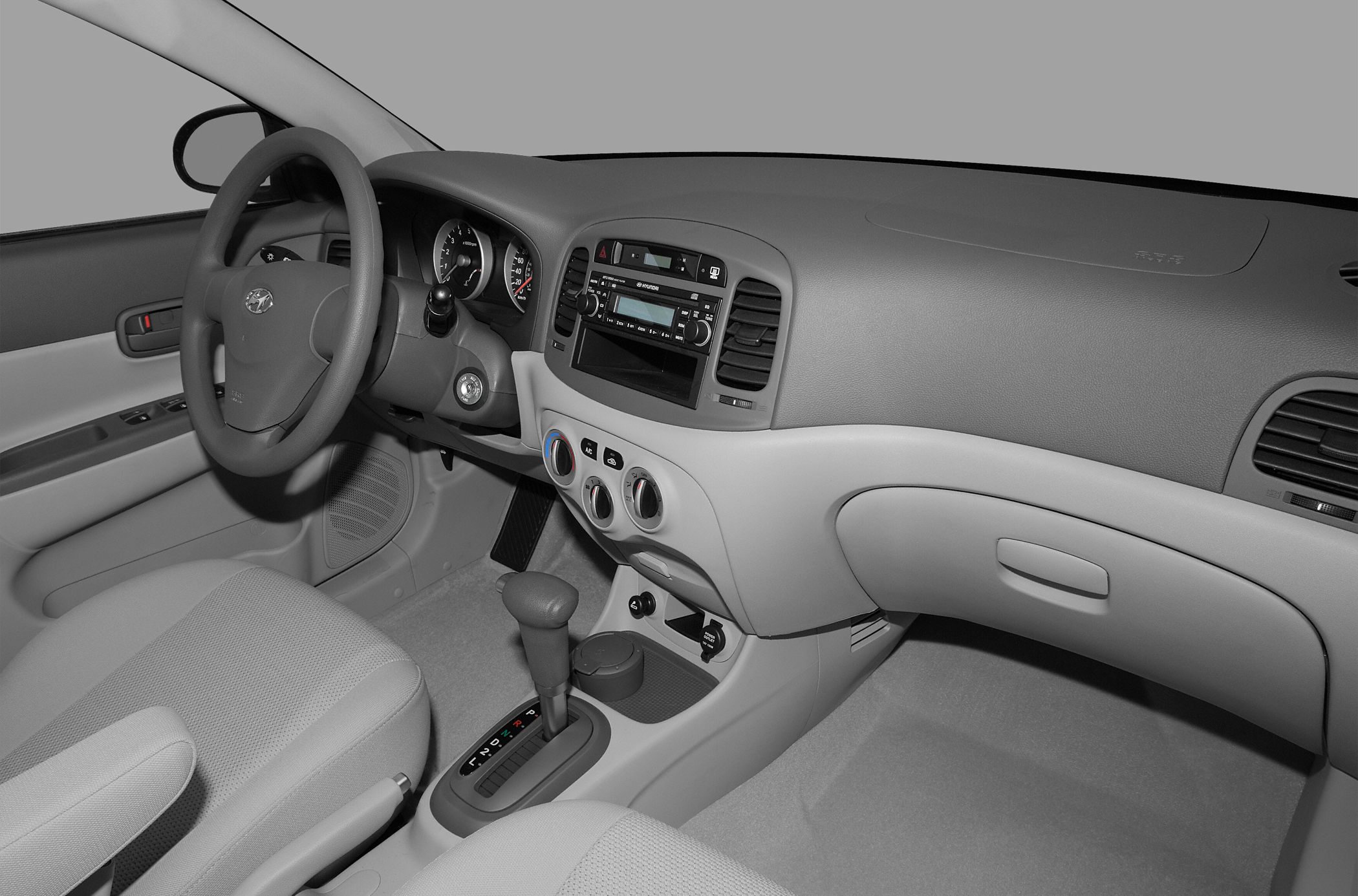 Dashboard, center console, steering wheel with automatic gear shift
