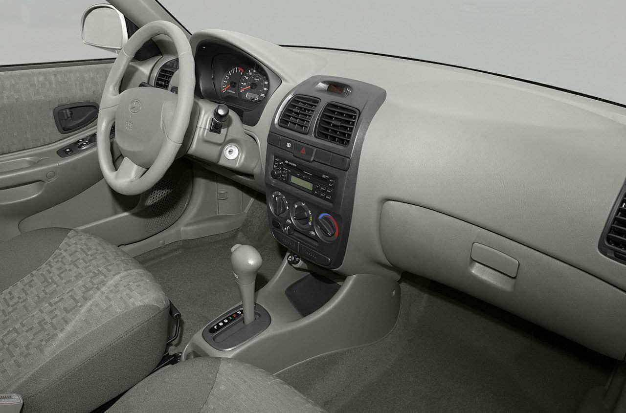 Dashboard, steering wheel, automatic gear shift