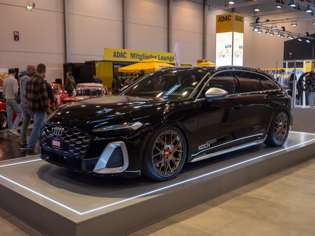 Aggressive honeycomb grille and sporty alloy wheels on a sleek estate style.