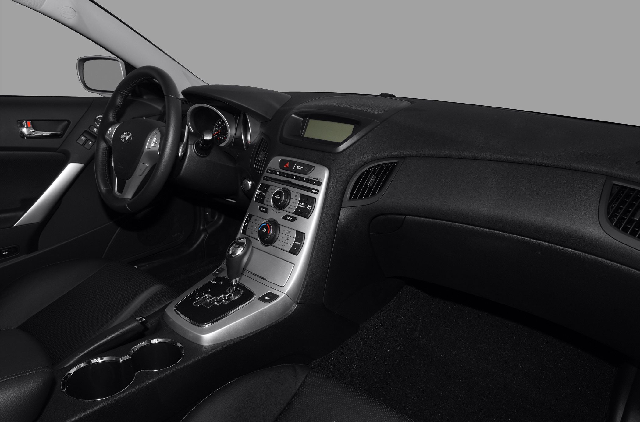 Dashboard, steering wheel, center console with automatic gearshift