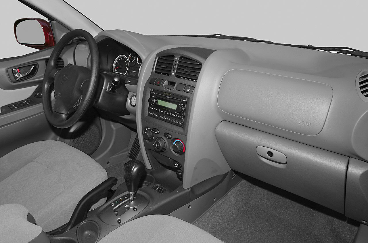 Dashboard, steering wheel, center console, automatic gear shift, air vents