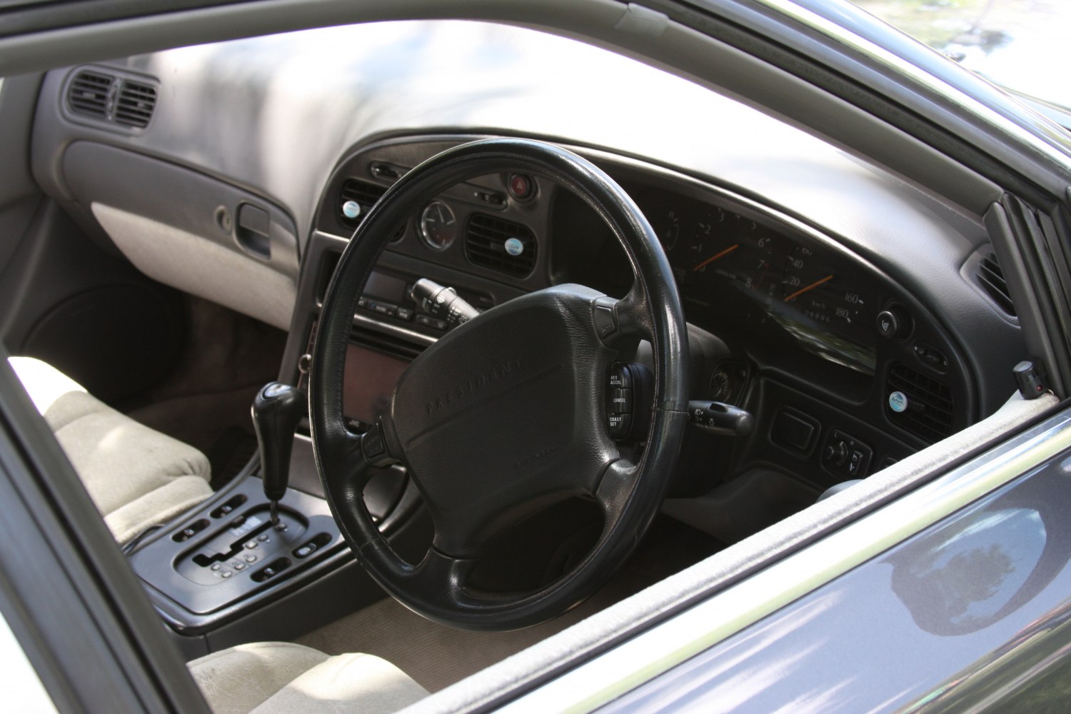 Steering wheel and dashboard with automatic transmission lever