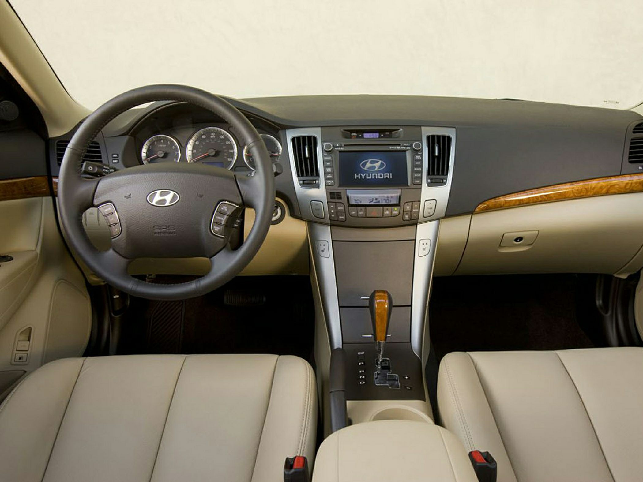 Steering wheel, dashboard, center console with digital display and beige leather seats