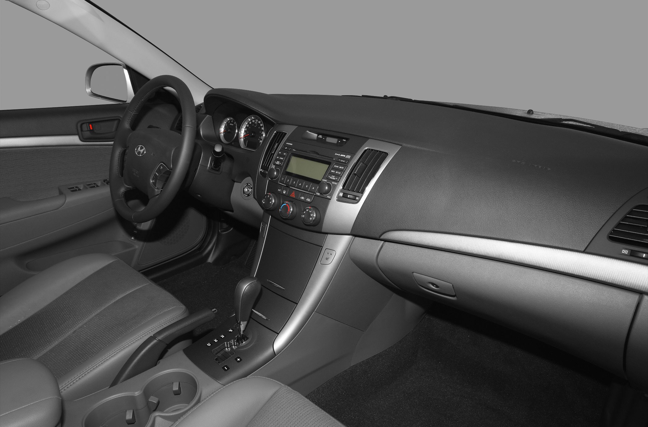 Dashboard and steering wheel with central console and automatic gearshift