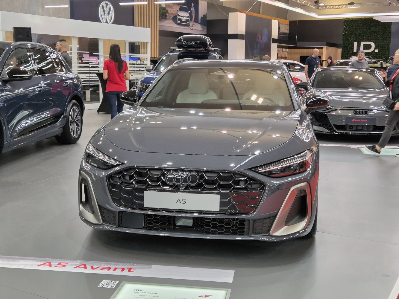 Front grille and headlight design of a modern luxury wagon