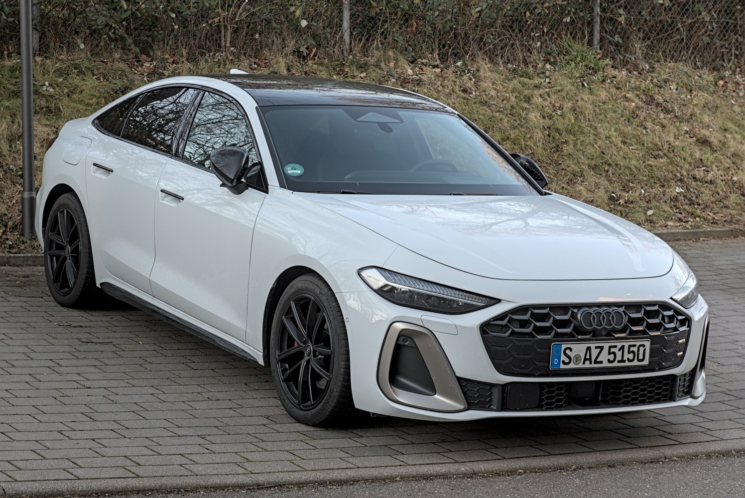 Front view with LED headlights and hexagonal grille