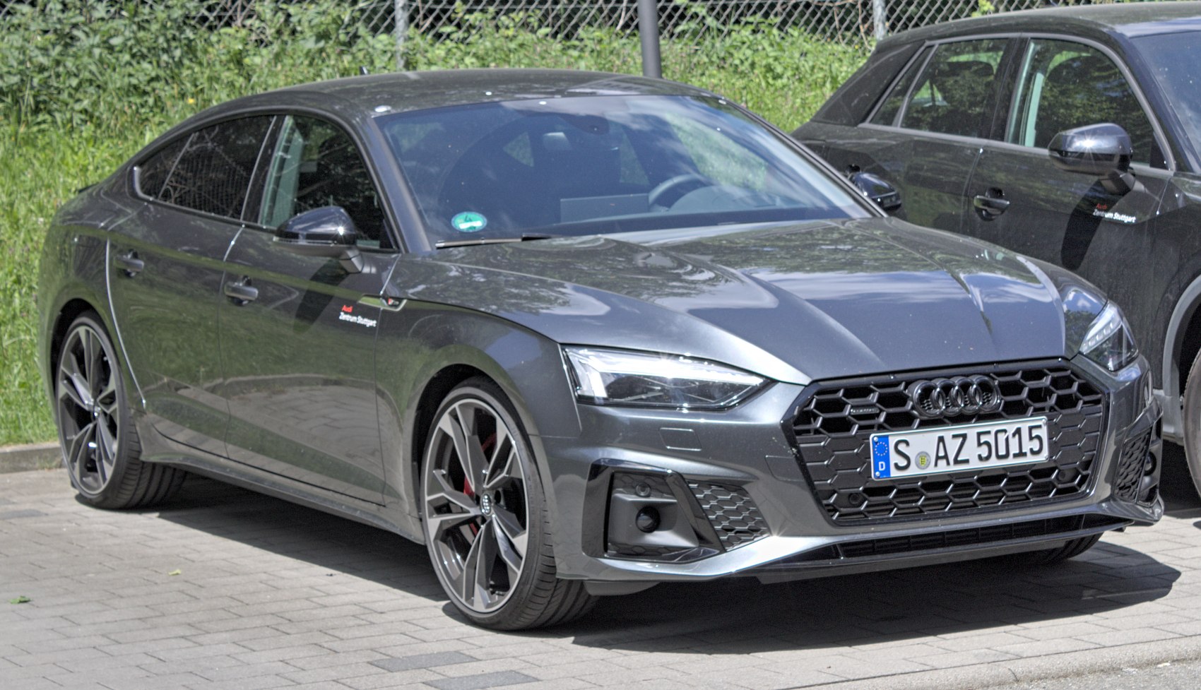 Front side with hexagonal grille and sporty alloy wheels