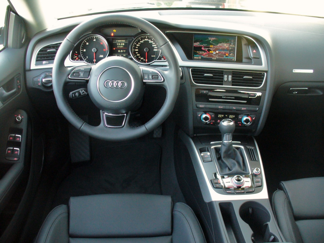 Dashboard, steering wheel, center console with multimedia and navigation system